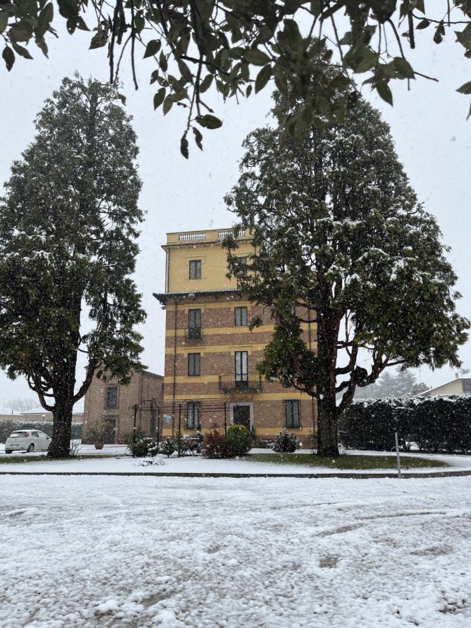Hotel Villa Liberty Pontecurone Exteriör bild
